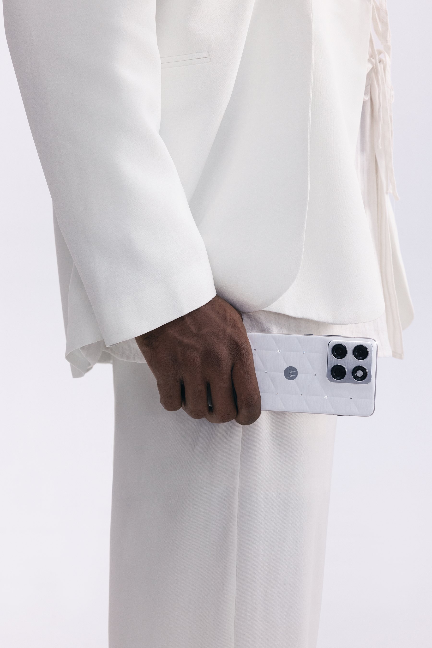 Pantone ft. Motorola, Cloud Dancer: The Lightness of Being